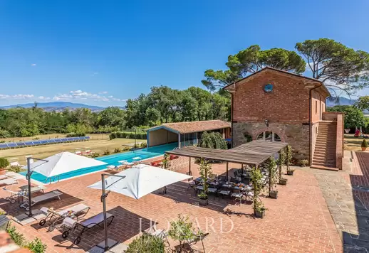 Villa di pregio con dépendance finemente ristrutturata immersa in quasi sei ettari di terreno Image 7