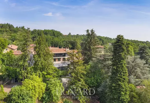 Varese'nin tepelerinde panoramik bir konumda havuzlu prestijli emlak kompleksi Image 1