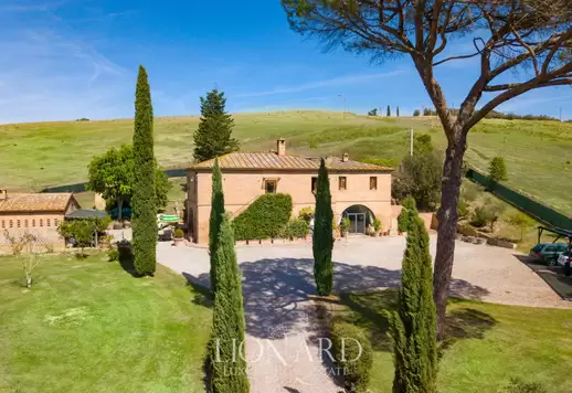 Antico casale in vendita con parco e piscina ad un passo da Montalcino e da Montepulciano Image 8
