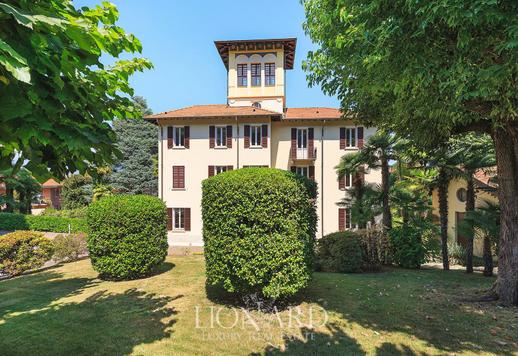 Elegante villa met een typisch torentje langs de oevers van het Lago Maggiore . in Piemonte Image 9
