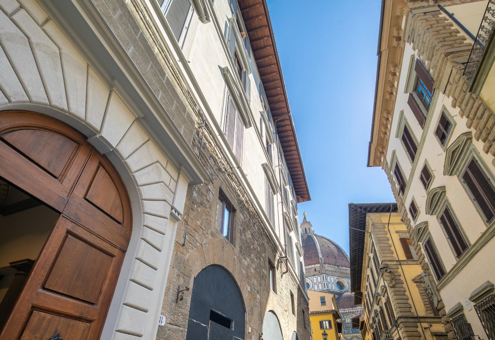 Luxury Apartment In Florence's Piazza Duomo Lionard
