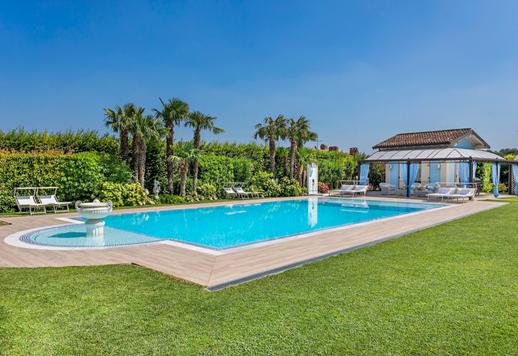 Dimora di charme in vendita con splendida piscina e meravigliosa vista sulle calme acque lacustri Image 3