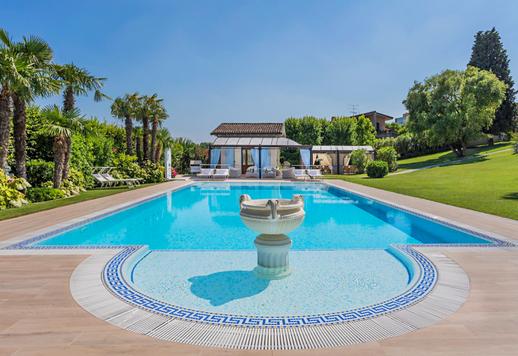 Dimora di charme in vendita con splendida piscina e meravigliosa vista sulle calme acque lacustri Image 4
