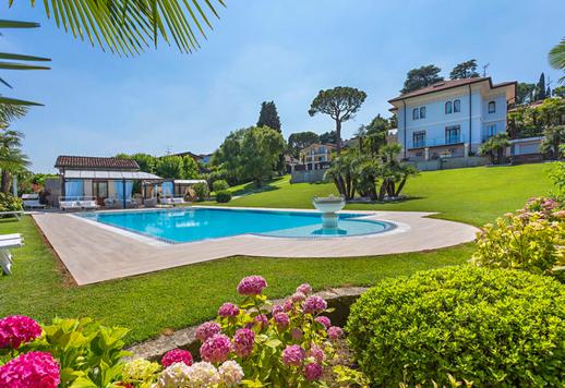 Dimora di charme in vendita con splendida piscina e meravigliosa vista sulle calme acque lacustri Image 2