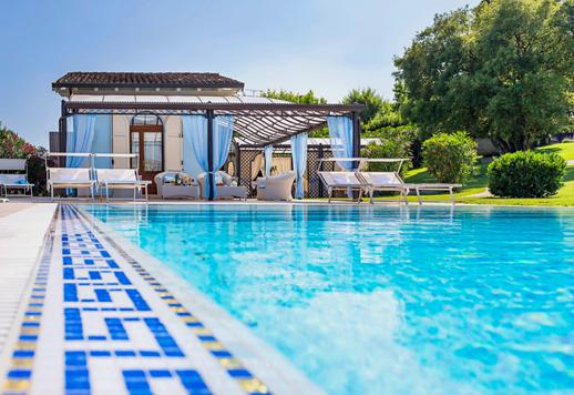 Dimora di charme in vendita con splendida piscina e meravigliosa vista sulle calme acque lacustri Image 5