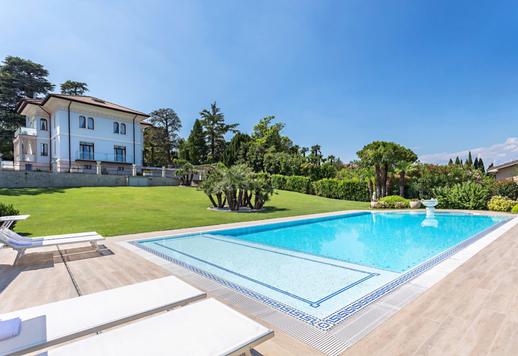 Dimora di charme in vendita con splendida piscina e meravigliosa vista sulle calme acque lacustri Image 1