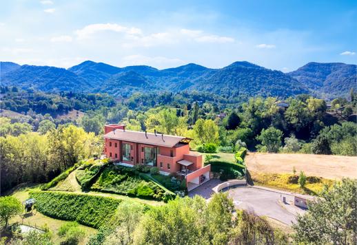 Asolo'ya birkaç kilometre uzaklıkta havuzlu ve sağlıklı yaşam alanına sahip iki birimden oluşan satılık emlak Image 1