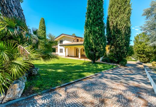 Luxusvilla zu verkaufen im grünen Wohngebiet Olgiata, exklusiv und elitär Image 8