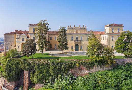 Gammelt slott omgitt av natur til salgs mellom Torino og Aosta Image 3