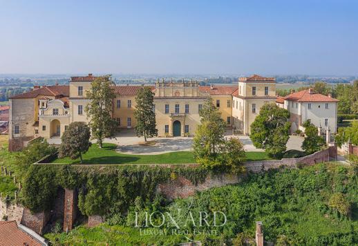 Gammelt slott omgitt av natur til salgs mellom Torino og Aosta Image 1