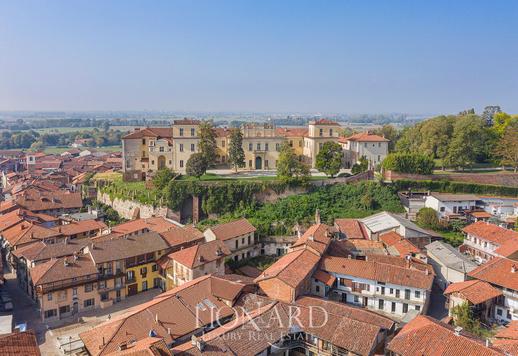 Gammelt slott omgitt av natur til salgs mellom Torino og Aosta Image 4