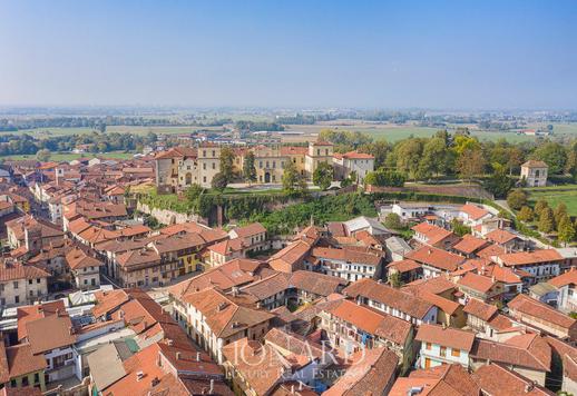 Gammelt slott omgitt av natur til salgs mellom Torino og Aosta Image 5