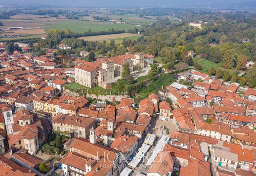 Gammelt slott omgitt av natur til salgs mellom Torino og Aosta Image 7