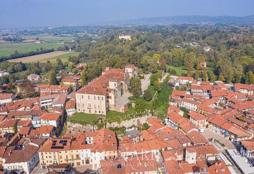 Gammelt slott omgitt av natur til salgs mellom Torino og Aosta Image 8