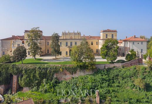 Gammelt slott omgitt av natur til salgs mellom Torino og Aosta Image 2