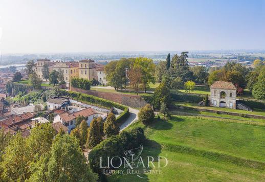 Gammelt slott omgitt av natur til salgs mellom Torino og Aosta Image 9