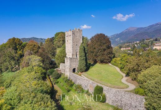 Villa con antigua torre medieval en la colina de un antiguo pueblo de la provincia de Bérgamo Image 1