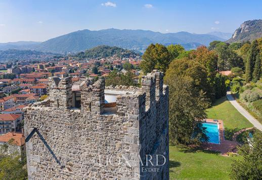 Villa con antigua torre medieval en la colina de un antiguo pueblo de la provincia de Bérgamo Image 9