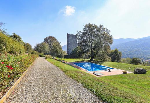 Villa con antigua torre medieval en la colina de un antiguo pueblo de la provincia de Bérgamo Image 3