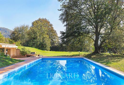 Villa con antigua torre medieval en la colina de un antiguo pueblo de la provincia de Bérgamo Image 5