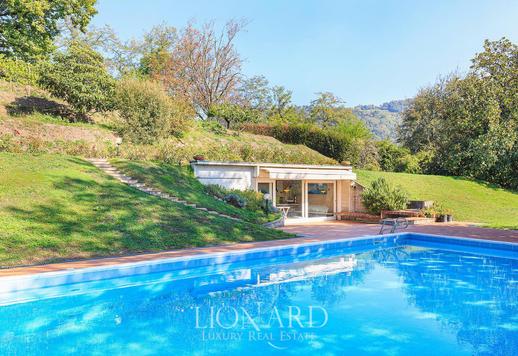 Villa con antigua torre medieval en la colina de un antiguo pueblo de la provincia de Bérgamo Image 4