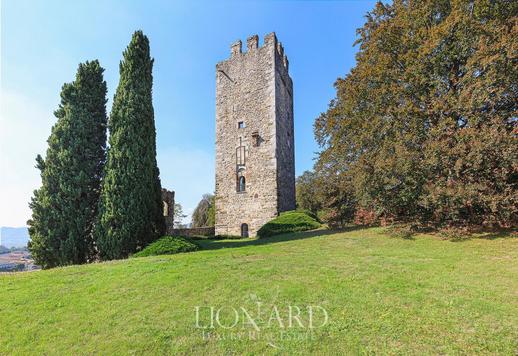 Villa con antigua torre medieval en la colina de un antiguo pueblo de la provincia de Bérgamo Image 2