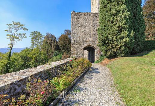 Villa con antigua torre medieval en la colina de un antiguo pueblo de la provincia de Bérgamo Image 7