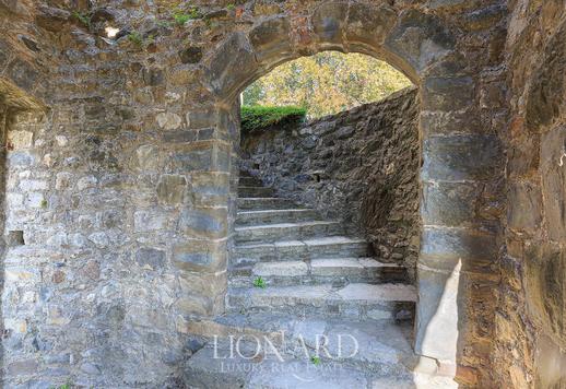 Villa con antigua torre medieval en la colina de un antiguo pueblo de la provincia de Bérgamo Image 8