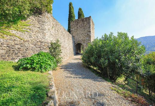 Villa con antigua torre medieval en la colina de un antiguo pueblo de la provincia de Bérgamo Image 6