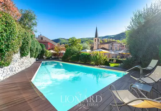 Fantastisk gammel landsby som ligger mellom havet og fjellene langs vestlige Liguria Image 1