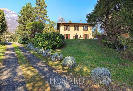 ملكية قديمة تم تجديدها بدقة على بعد خطوات قليلة من شواطئ بحيرة كومو Image 1