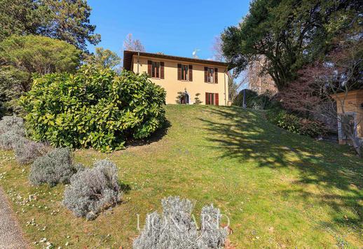 ملكية قديمة تم تجديدها بدقة على بعد خطوات قليلة من شواطئ بحيرة كومو Image 2