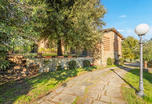 Casale rustico ristrutturato in vendita a pochi chilometri da Firenze Image 9