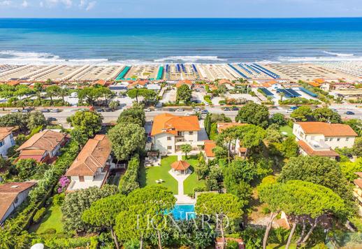 Villa des marbres en front de mer à vendre à Forte dei Marmi en Toscane Image 8