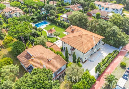 Villa des marbres en front de mer à vendre à Forte dei Marmi en Toscane Image 3