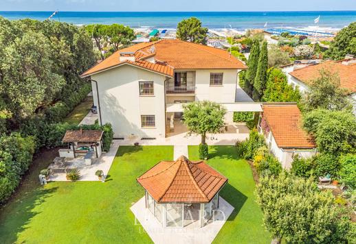 Villa des marbres en front de mer à vendre à Forte dei Marmi en Toscane Image 7