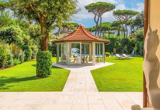 Villa des marbres en front de mer à vendre à Forte dei Marmi en Toscane Image 7