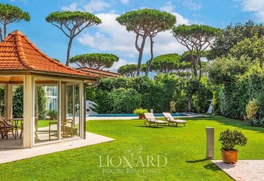 Villa des marbres en front de mer à vendre à Forte dei Marmi en Toscane Image 4