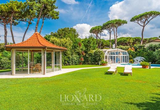 Villa des marbres en front de mer à vendre à Forte dei Marmi en Toscane Image 5