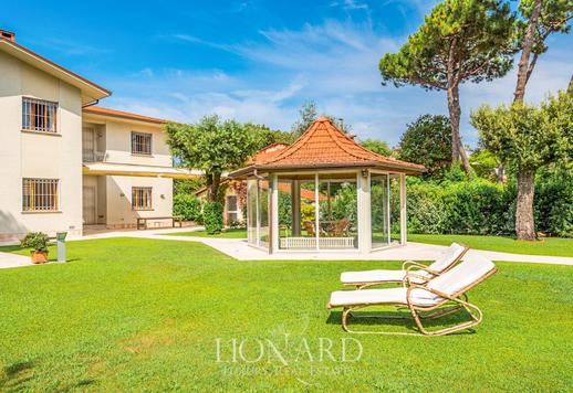 Villa des marbres en front de mer à vendre à Forte dei Marmi en Toscane Image 6