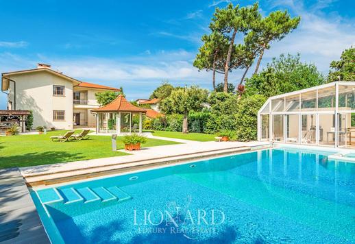 Villa des marbres en front de mer à vendre à Forte dei Marmi en Toscane Image 1