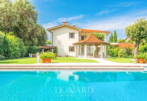 Villa des marbres en front de mer à vendre à Forte dei Marmi en Toscane Image 2