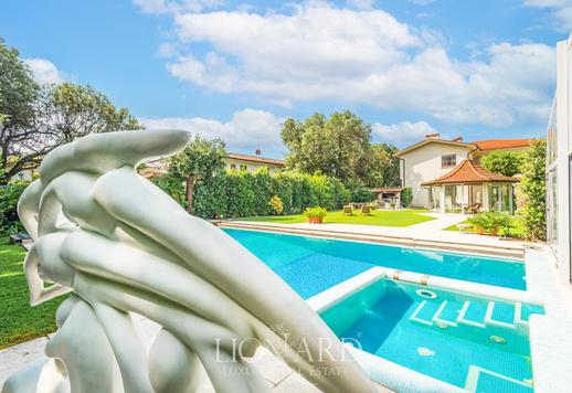 Villa des marbres en front de mer à vendre à Forte dei Marmi en Toscane Image 9