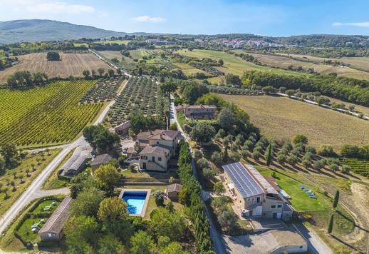 Wonderful property with a pool and 19.5 hectares of private grounds for sale in Chianciano Terme Image 1