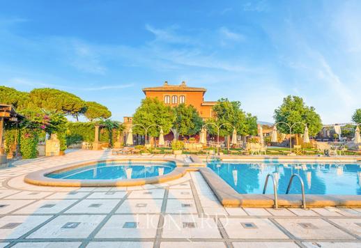 Prabangi vila senovės romėnų namo stiliaus, kurią suprojektavo garsus režisierius ir aktorius Alfio Caltabiano Image 9