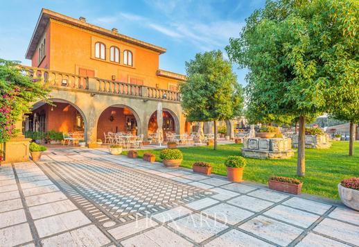 Prabangi vila senovės romėnų namo stiliaus, kurią suprojektavo garsus režisierius ir aktorius Alfio Caltabiano Image 7