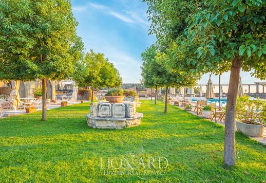 Prabangi vila senovės romėnų namo stiliaus, kurią suprojektavo garsus režisierius ir aktorius Alfio Caltabiano Image 6