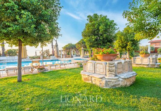 Prabangi vila senovės romėnų namo stiliaus, kurią suprojektavo garsus režisierius ir aktorius Alfio Caltabiano Image 5