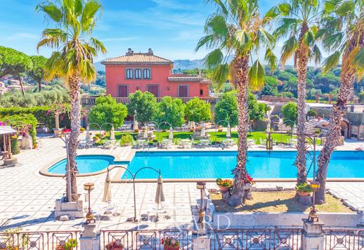 Prabangi vila senovės romėnų namo stiliaus, kurią suprojektavo garsus režisierius ir aktorius Alfio Caltabiano Image 1