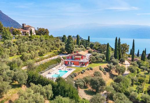 Quatro moradias de luxo à venda num parque de 2 hectares com olival e piscina panorâmica em Toscolano-Maderno Image 1